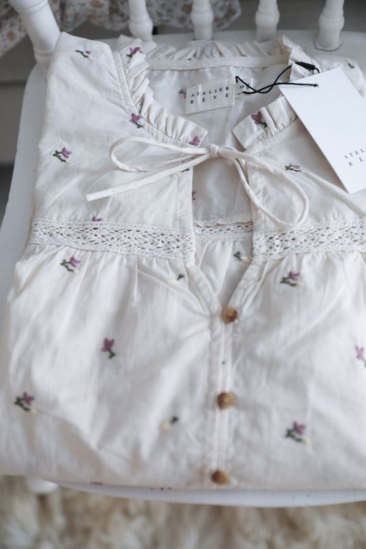 Romantisk skjorta med broderade blommor