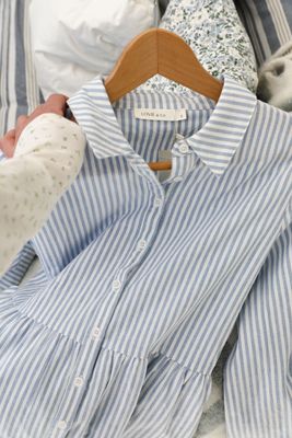 Randig skjortklänning ljusblå vit