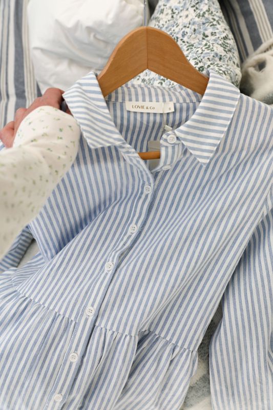 ljusblå randig klänning nära