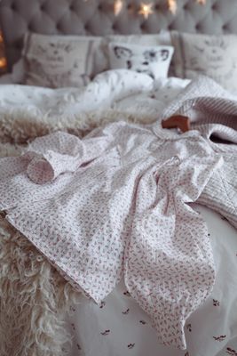 Lantlig blommig skjorta rosa vit