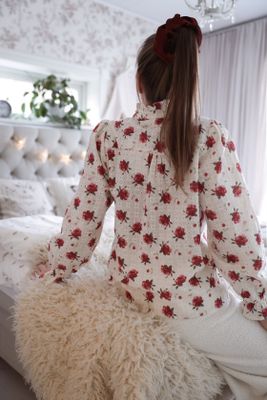 Romantisk skjorta med rosor och broderi anglaise