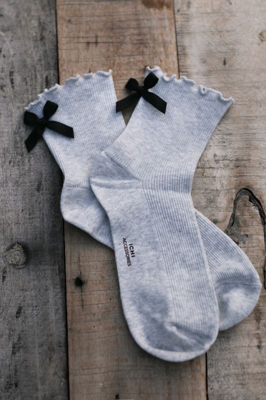 Ribbade grå sockor med kruskant och rosett