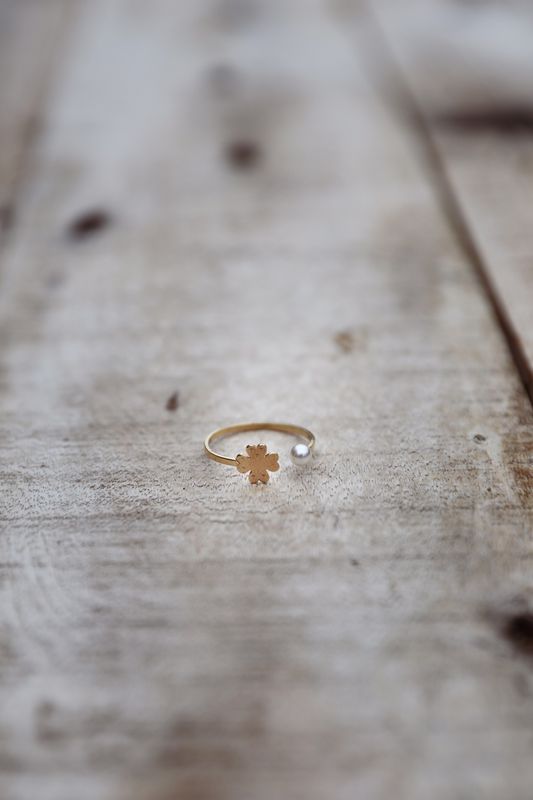 Nätt ring med fyrklöver och pärla guld