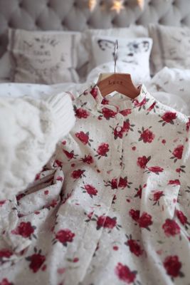 Romantisk skjorta med rosor och broderi anglaise