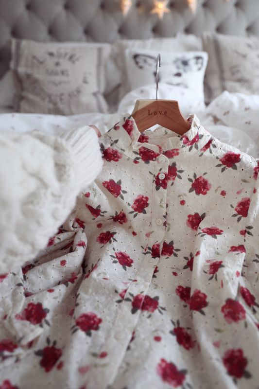 Romantisk skjorta med rosor och broderi anglaise