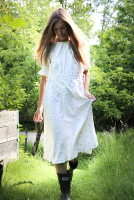 Ljuvlig klänning med broderade guldhjärtan