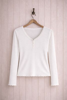 Vit ribbad henleytröja med v-ringning och spets