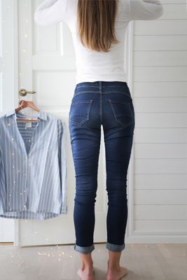 Jeans i favoritmodell mörkblå med knappar