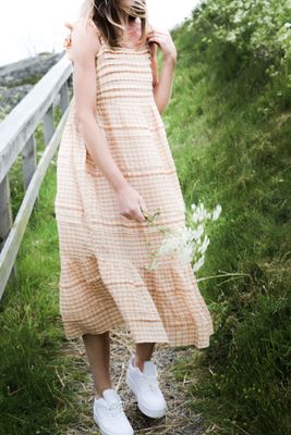 Söt volangklänning honung /beige