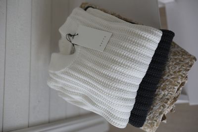 Sommarbris – vit stickad tröja i bomullsblandning