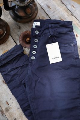 Jeans i favoritmodell marinblå med knappar