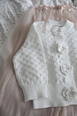 Vit stickad bomullskofta med virkade blommor