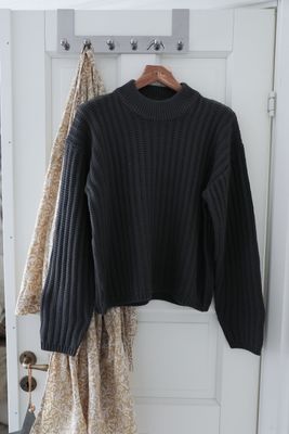 Solvarm granit – grå stickad tröja i bomullsblandning