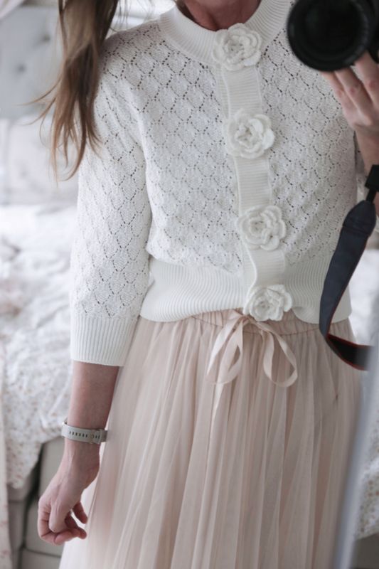 Vit stickad bomullskofta med virkade blommor