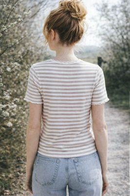 Randig ribbad topp i offwhite och beige med kruskanter