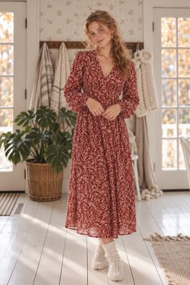 Röd blommig klänning