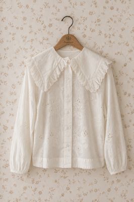 Gammaldags vit bomullsblus med broderie anglaise och stor romantisk spetskantad krage