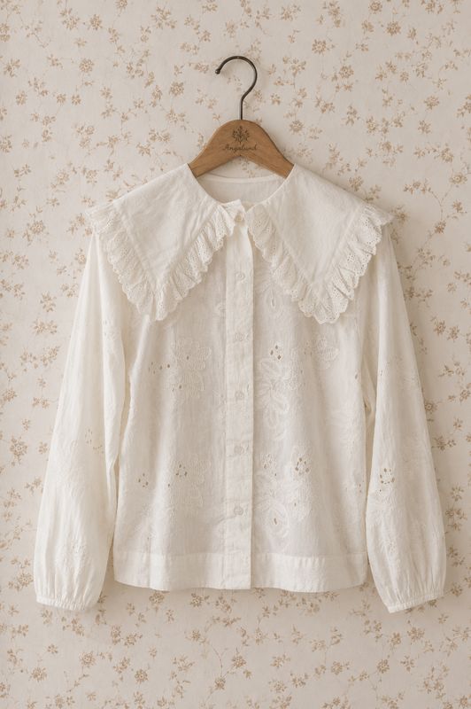 Gammaldags vit bomullsblus med broderie anglaise och stor romantisk spetskantad krage