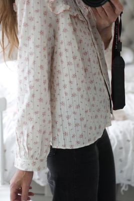 Lantlig blus med rosa blommor