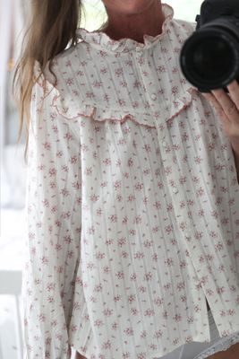Lantlig blus med rosa blommor