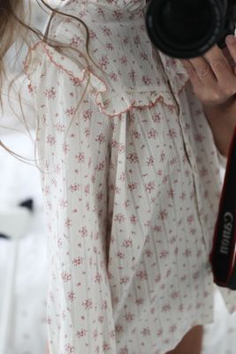 Lantlig blus med rosa blommor