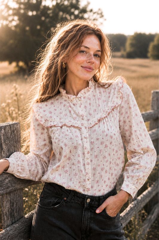 Lantlig blus med rosa blommor
