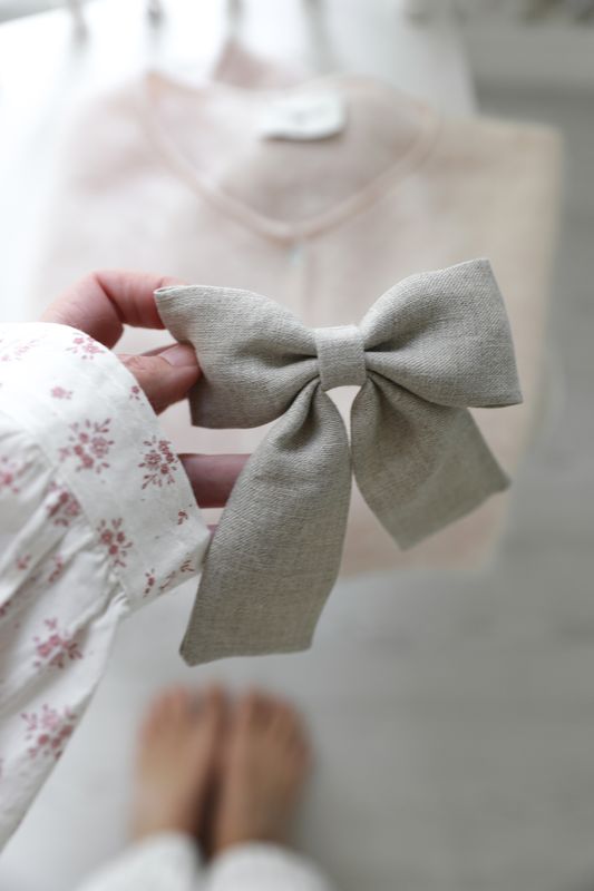 Haarspange mit handgefertigter Leinenrosette in Leinenbeige
