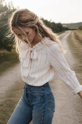 Blus med knytband och vävda ränder