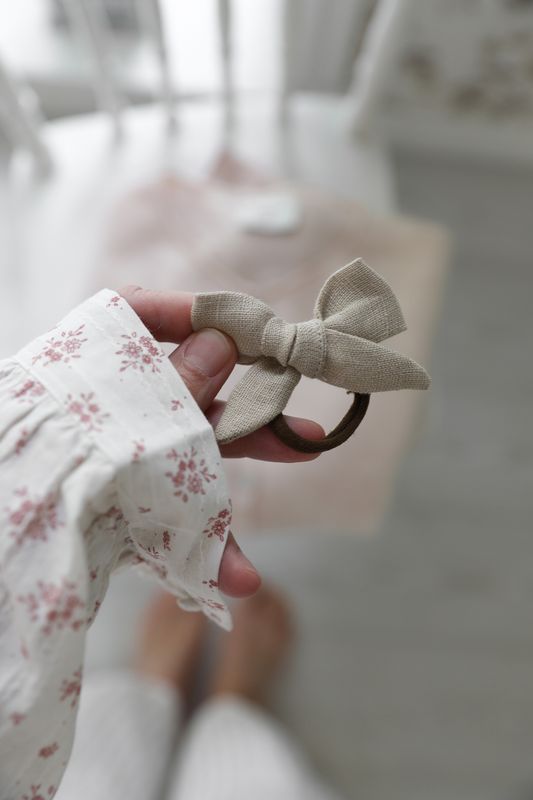 Haargummi mit handgefertigter Leinenrosette in Beige
