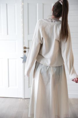 Söt stickad kofta med v-ringning cremevit