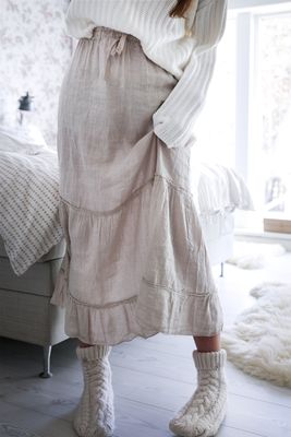 Lång volangkjol i linne beige