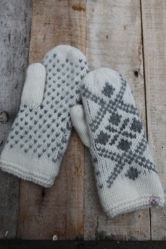 Varma  vantar i shetlandsull med skandinaviskt mönster