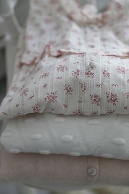 Lantlig blus med rosa blommor