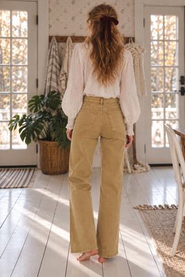 Halmgula högmidjade jeans med vida ben bakifrån