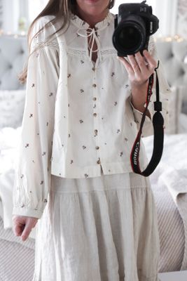 Romantisk skjorta med broderade blommor