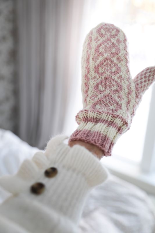 Handstickade vantar med hjärtan