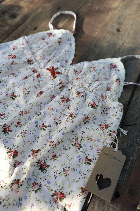 Hanna . R . Blooming – Blommigt nattlinne / underklänning Vildros