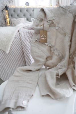 Beige linneskjorta med spetsdetaljer