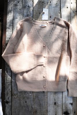 Hilda – stickad kofta i puderbeige
