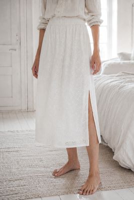 Naturvit bomullskjol i broderie anglaise