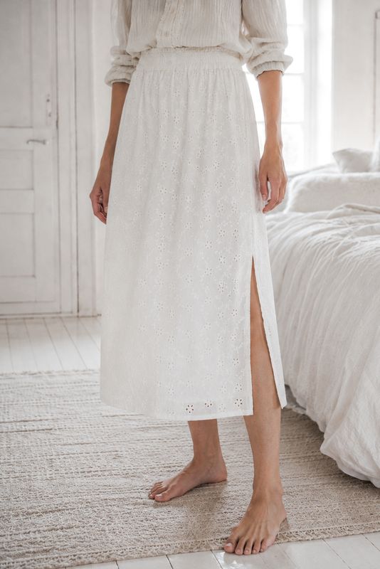 Naturvit bomullskjol i broderie anglaise