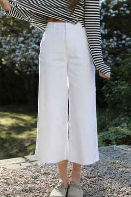 White cropped jeans with wide legs