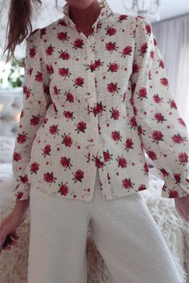 Romantisk skjorta med rosor och broderi anglaise