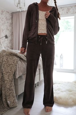 Velourset mörkbrunt