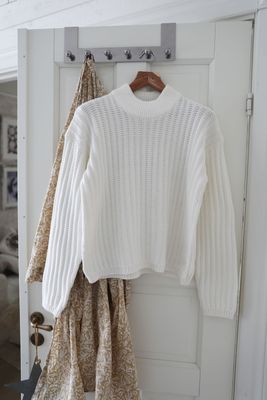 Sommarbris – vit stickad tröja i bomullsblandning