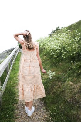 Söt volangklänning honung /beige