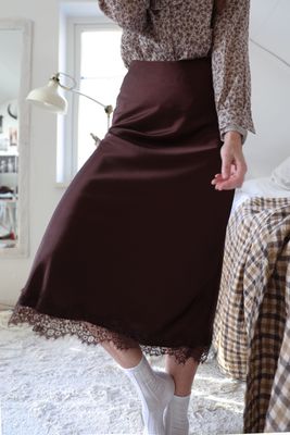 Romantisk brun satinkjol