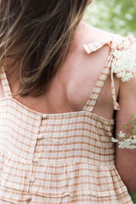 Söt volangklänning honung /beige