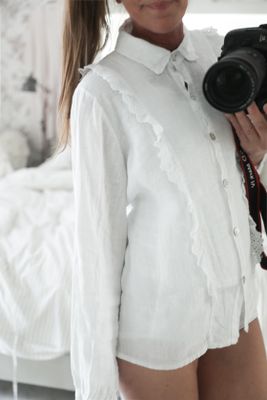 Vit linneskjorta med spetsdetaljer