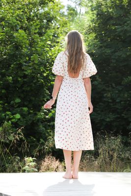 Romantisk klänning med röda rosor